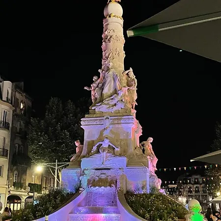 Charme De L'ancien Pour Cet Entierement Renove Dans L'hypercentre De Apartment