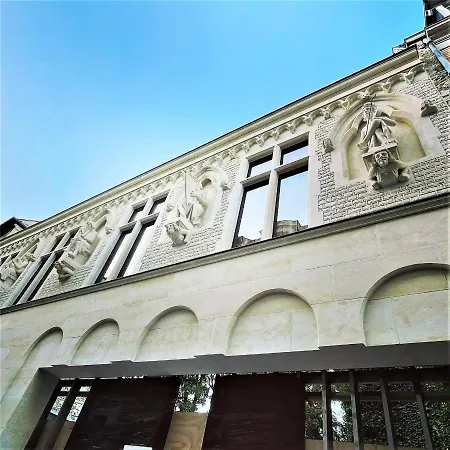 Charme De L'ancien Pour Cet Entierement Renove Dans L'hypercentre De *