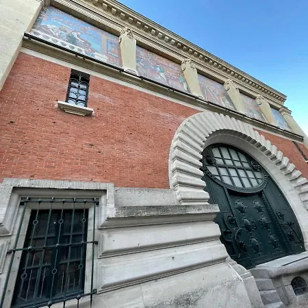 Charme De L'ancien Pour Cet Entierement Renove Dans L'hypercentre De