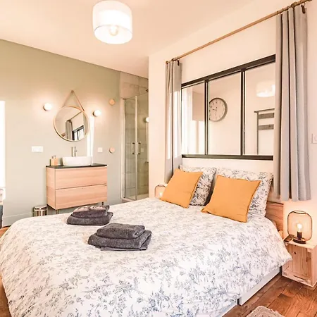 Charme De L'ancien Pour Cet Entierement Renove Dans L'hypercentre De