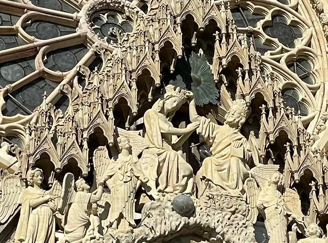 Charme De L'ancien Pour Cet Entièrement Rénové Dans L'hypercentre De *