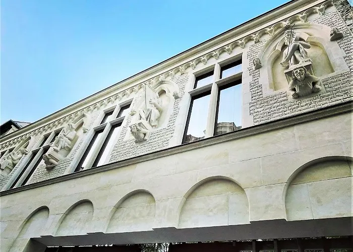 Charme De L'ancien Pour Cet Entierement Renove Dans L'hypercentre De *