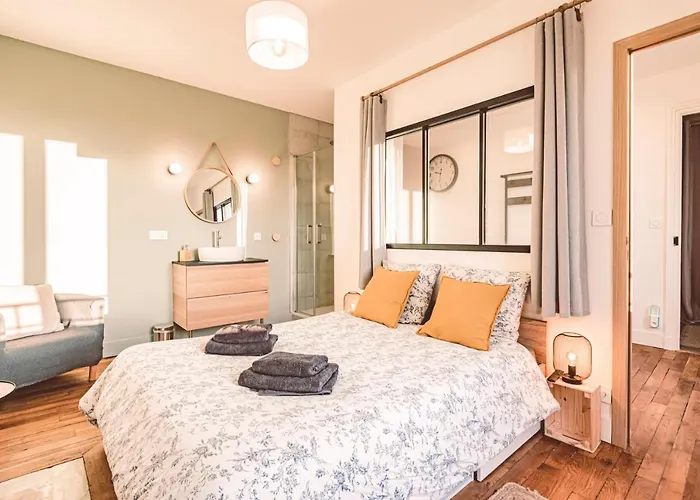 Charme De L'ancien Pour Cet Entierement Renove Dans L'hypercentre De