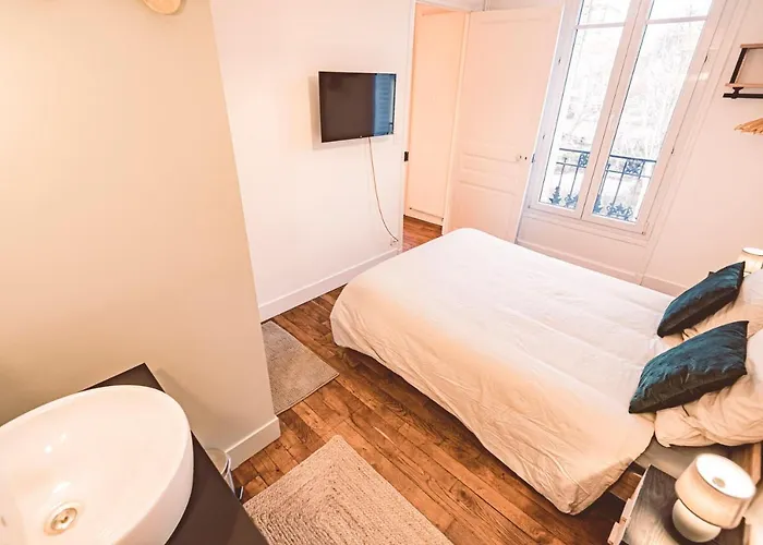 Charme De L'ancien Pour Cet Entierement Renove Dans L'hypercentre De