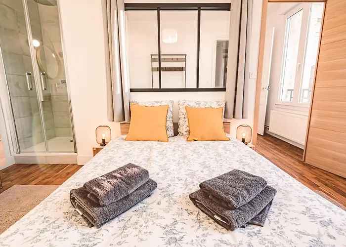 Charme De L'ancien Pour Cet Entierement Renove Dans L'hypercentre De